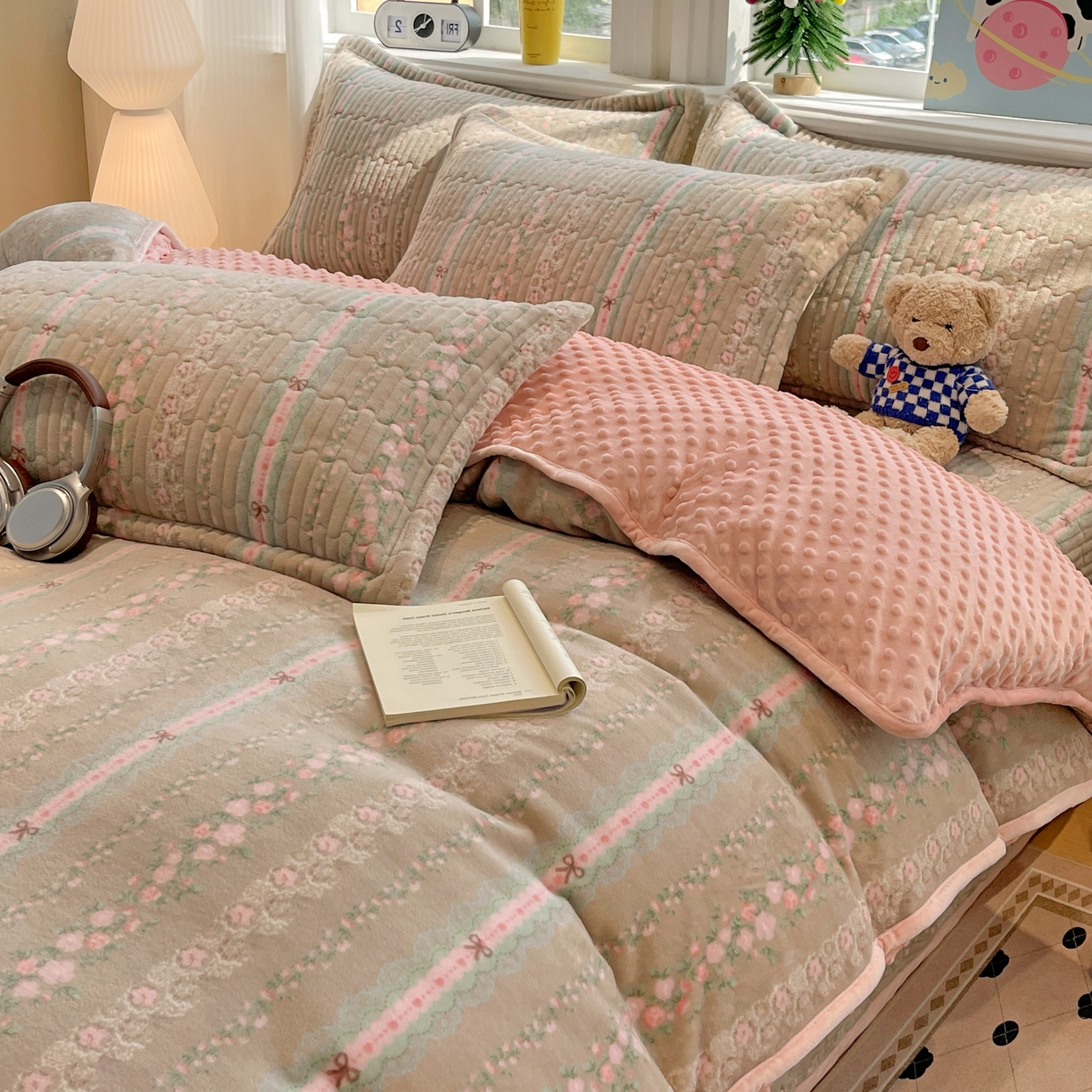 91家纺网 家纺一手货源 找家纺 元熙 2025新款印花小清新韩国绒牛奶绒豆豆床盖四件套-蔷薇粉