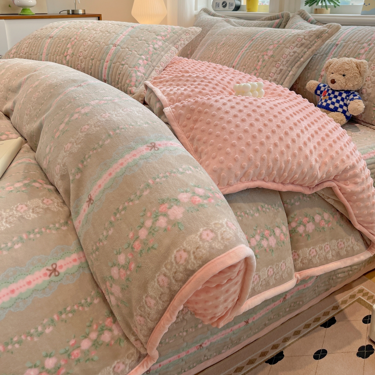 91家纺网 家纺一手货源 找家纺 元熙 2025新款印花小清新韩国绒牛奶绒豆豆床盖四件套-蔷薇粉