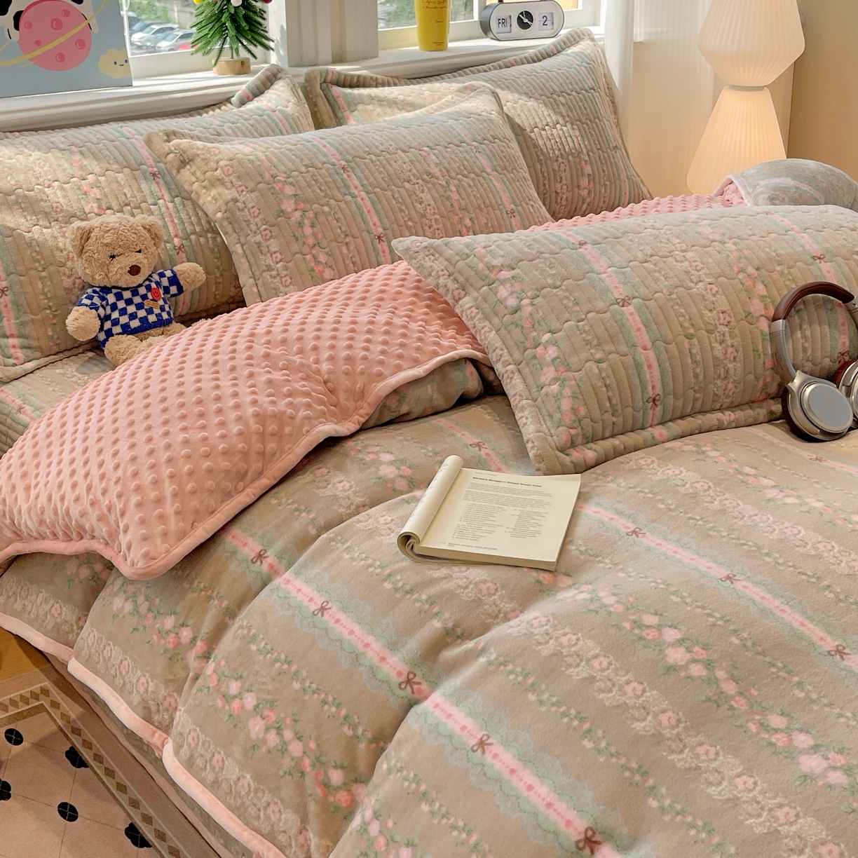 91家纺网 家纺一手货源 找家纺 元熙 2025新款印花小清新韩国绒牛奶绒豆豆床盖四件套-蔷薇粉