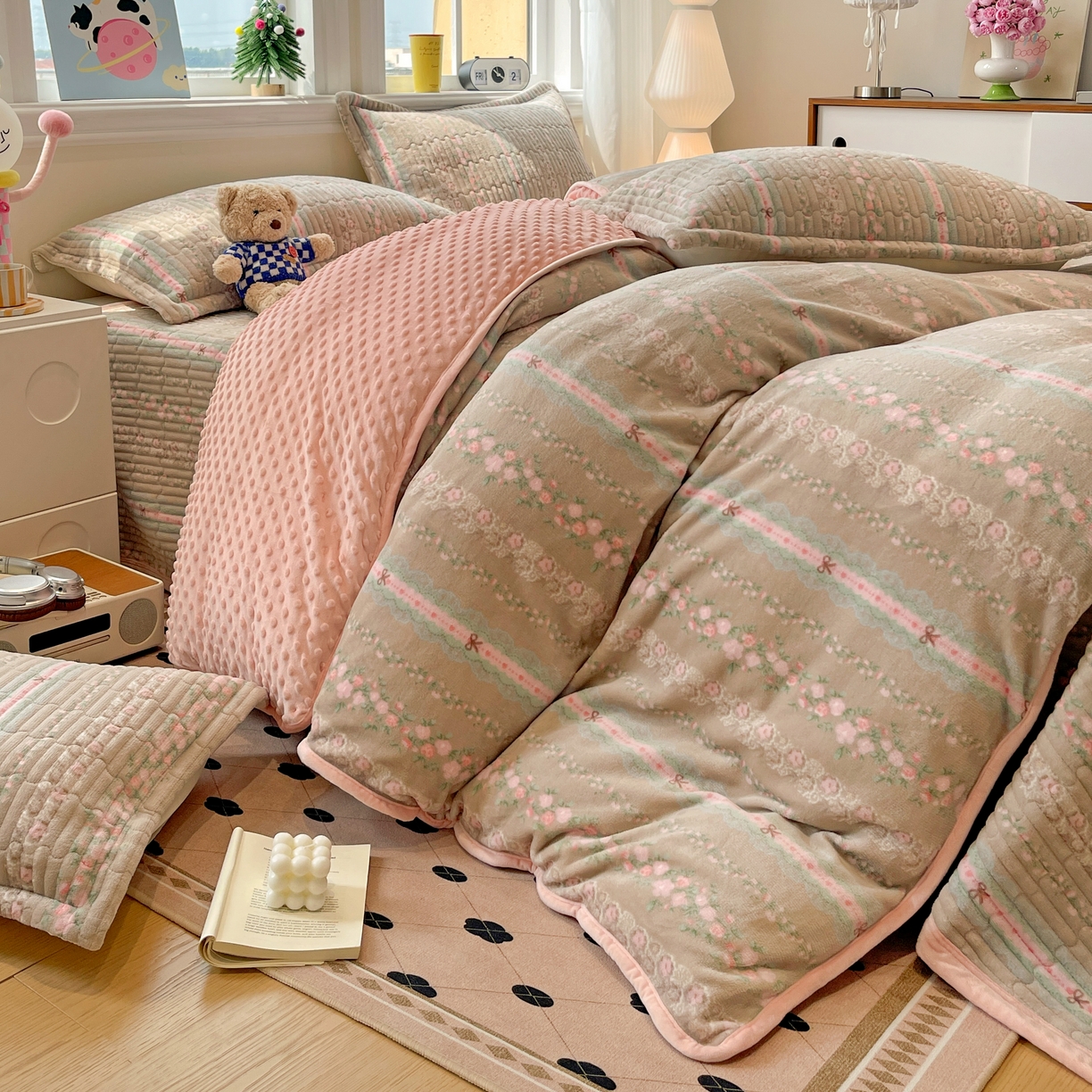 91家纺网 家纺一手货源 找家纺 元熙 2025新款印花小清新韩国绒牛奶绒豆豆床盖四件套-蔷薇粉