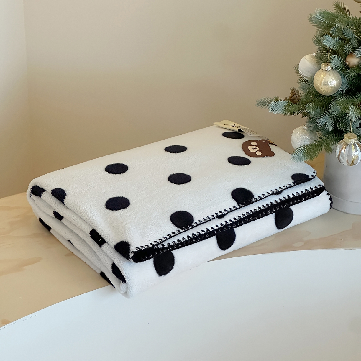 91家纺网 家纺一手货源 找家纺 桃子家居 2025新款A类ins加厚半边绒米粒绒牛奶绒三角针贝壳边多功能毛毯毯子 绒毛毯-三角针黑波点