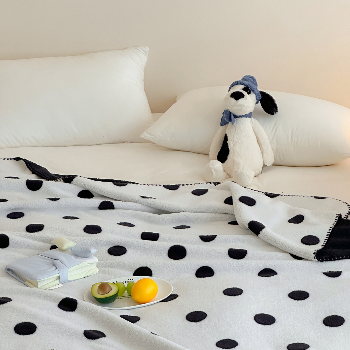 91家纺网 家纺一手货源 找家纺 桃子家居 2025新款A类ins加厚半边绒米粒绒牛奶绒三角针贝壳边多功能毛毯毯子 绒毛毯-三角针黑波点