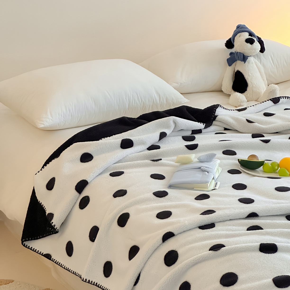 91家纺网 家纺一手货源 找家纺 桃子家居 2025新款A类ins加厚半边绒米粒绒牛奶绒三角针贝壳边多功能毛毯毯子 绒毛毯-三角针黑波点