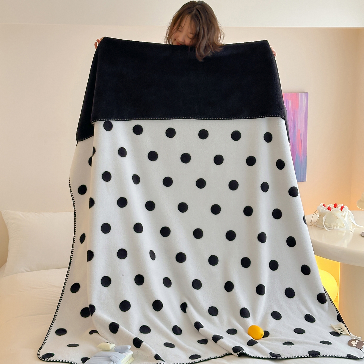 91家纺网 家纺一手货源 找家纺 桃子家居 2025新款A类ins加厚半边绒米粒绒牛奶绒三角针贝壳边多功能毛毯毯子 绒毛毯-三角针黑波点