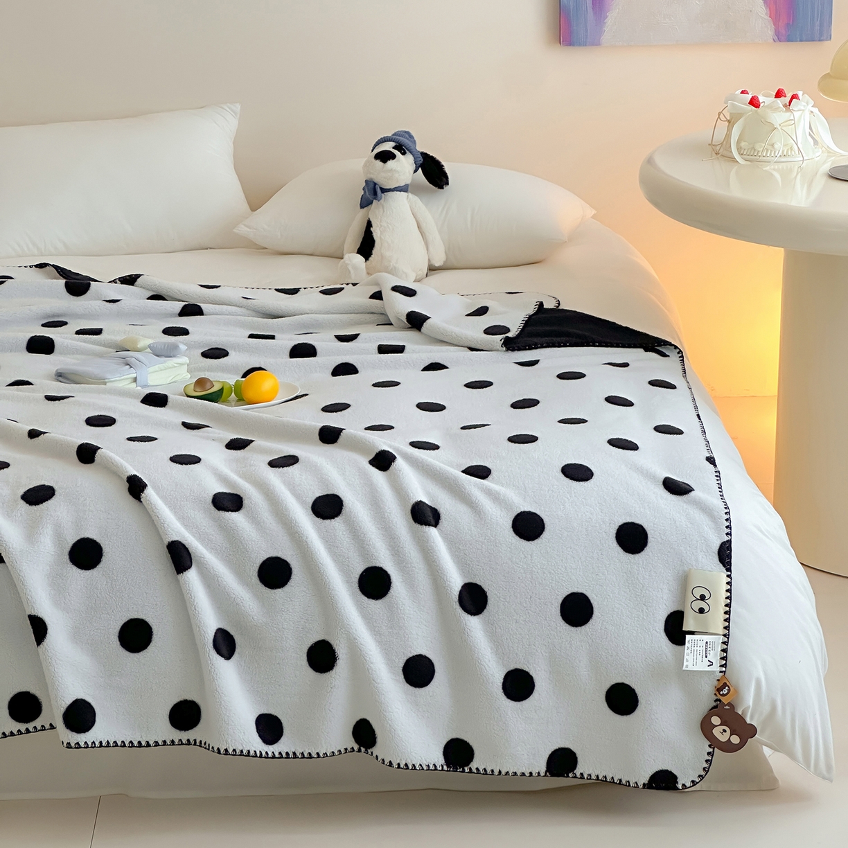 91家纺网 家纺一手货源 找家纺 桃子家居 2025新款A类ins加厚半边绒米粒绒牛奶绒三角针贝壳边多功能毛毯毯子 绒毛毯-三角针黑波点