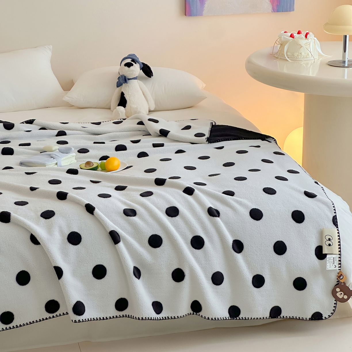 91家纺网 家纺一手货源 找家纺 桃子家居 2025新款A类ins加厚半边绒米粒绒牛奶绒三角针贝壳边多功能毛毯毯子 绒毛毯-三角针黑波点