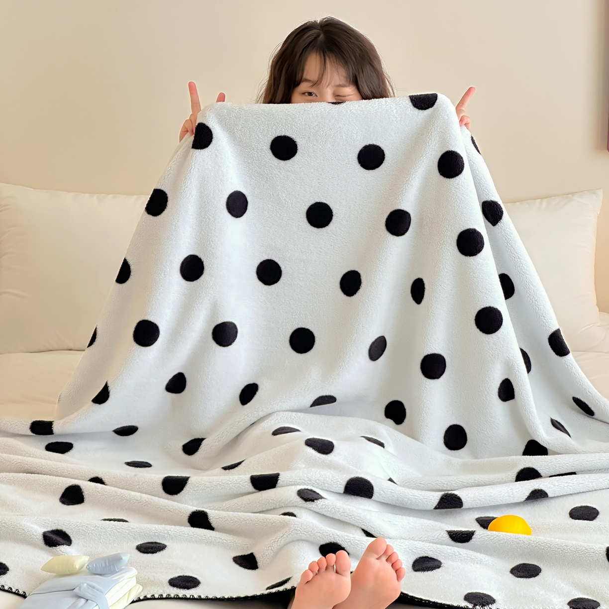 91家纺网 家纺一手货源 找家纺 桃子家居 2025新款A类ins加厚半边绒米粒绒牛奶绒三角针贝壳边多功能毛毯毯子 绒毛毯-三角针黑波点