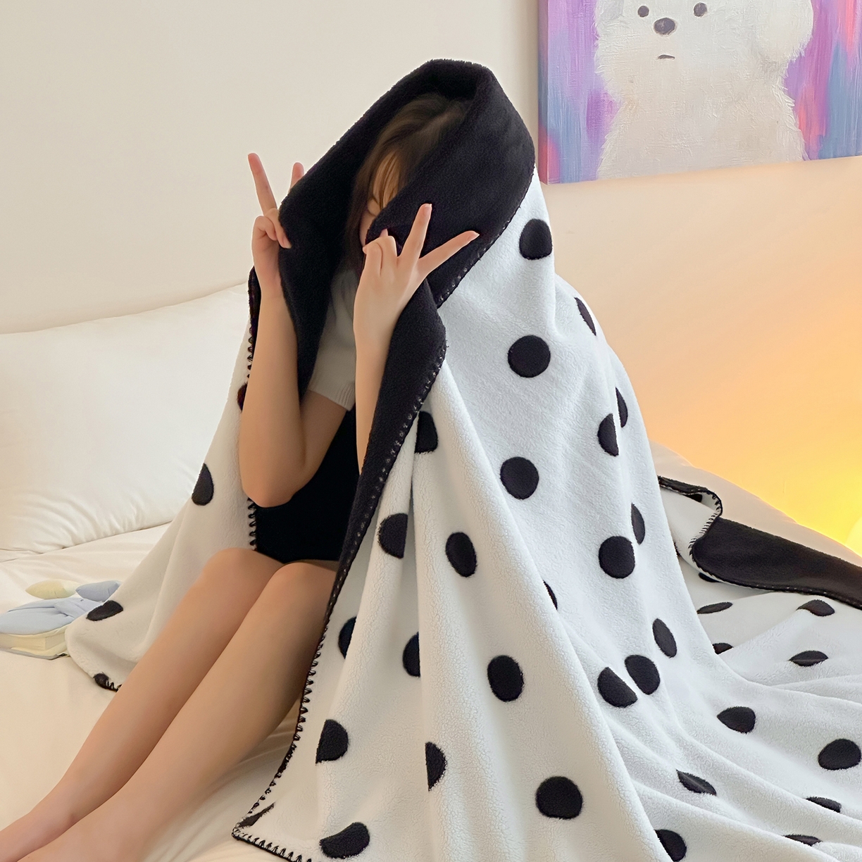 91家纺网 家纺一手货源 找家纺 桃子家居 2025新款A类ins加厚半边绒米粒绒牛奶绒三角针贝壳边多功能毛毯毯子 绒毛毯-三角针黑波点