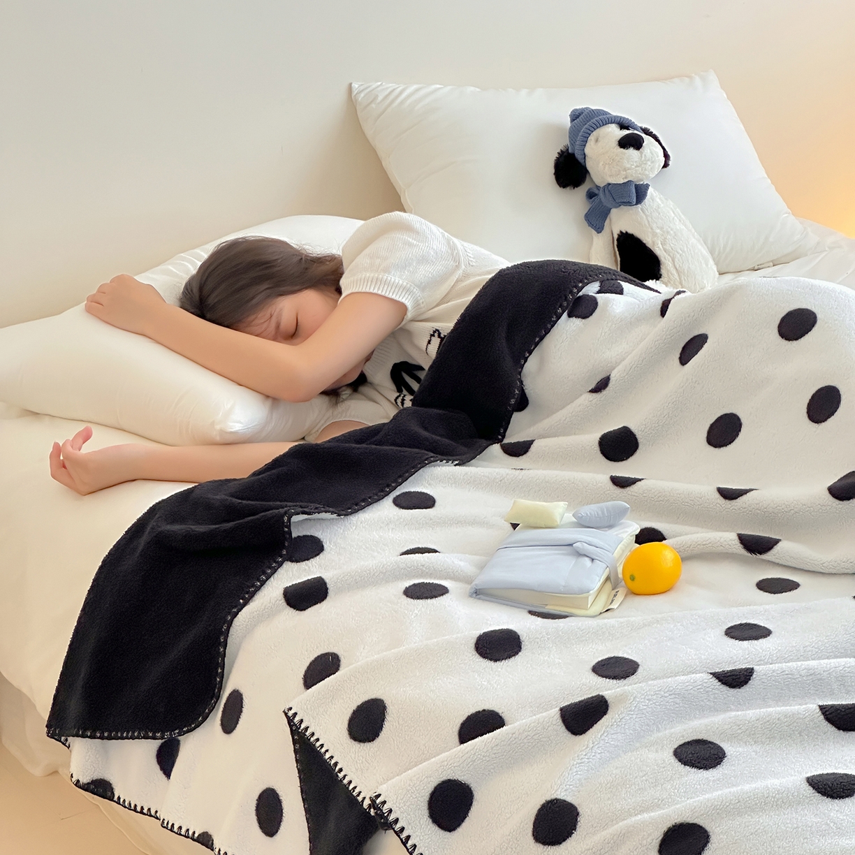 91家纺网 家纺一手货源 找家纺 桃子家居 2025新款A类ins加厚半边绒米粒绒牛奶绒三角针贝壳边多功能毛毯毯子 绒毛毯-三角针黑波点