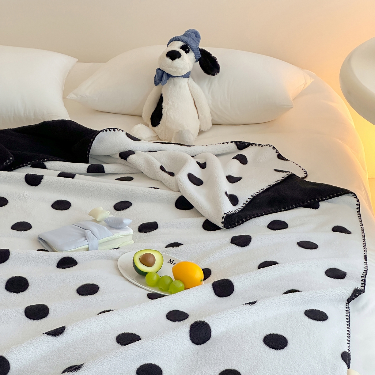 91家纺网 家纺一手货源 找家纺 桃子家居 2025新款A类ins加厚半边绒米粒绒牛奶绒三角针贝壳边多功能毛毯毯子 绒毛毯-三角针黑波点