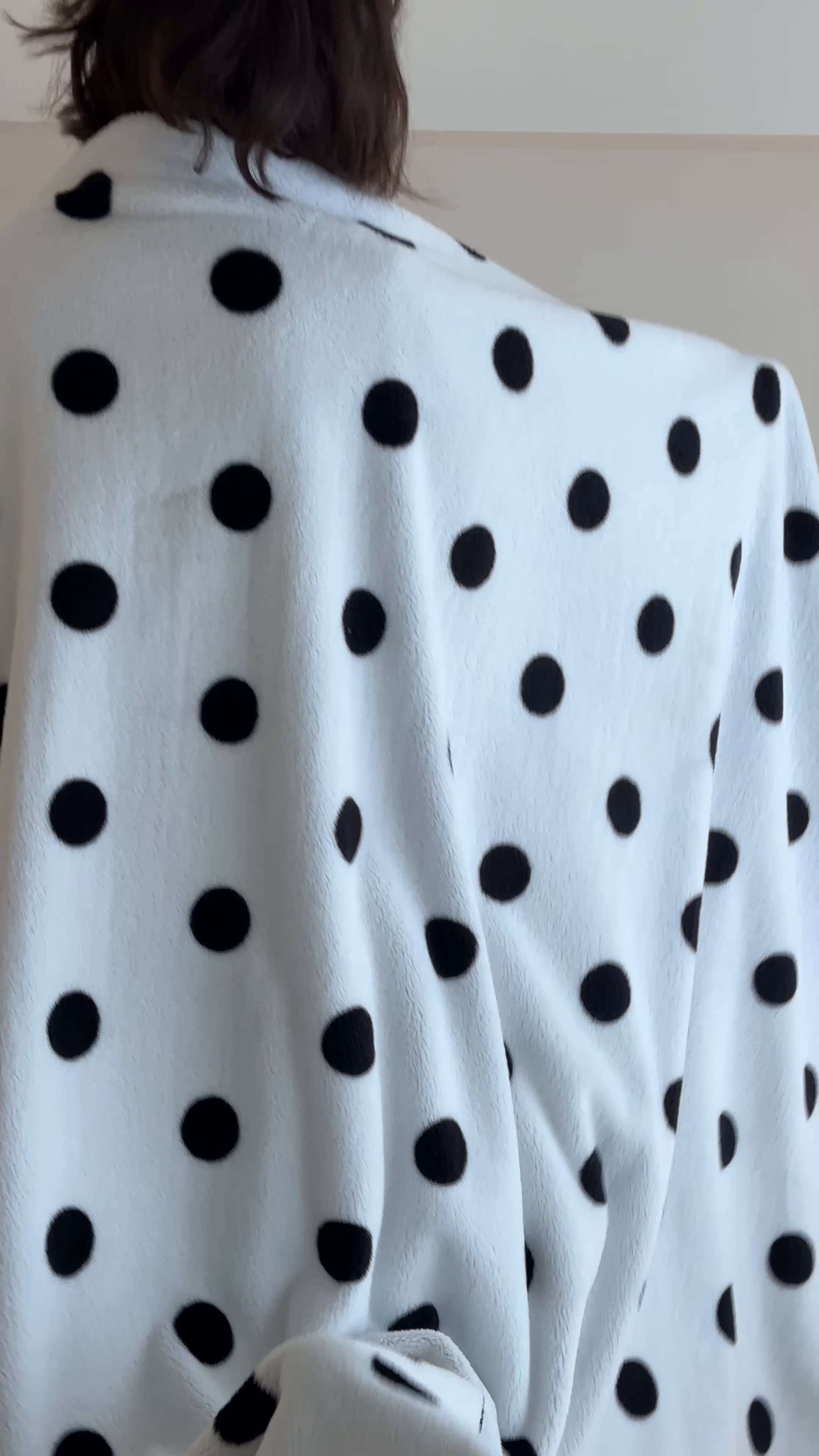 91家纺网 家纺一手货源 找家纺 桃子家居 2025新款A类ins加厚半边绒米粒绒牛奶绒三角针贝壳边多功能毛毯毯子 绒毛毯-三角针黑波点