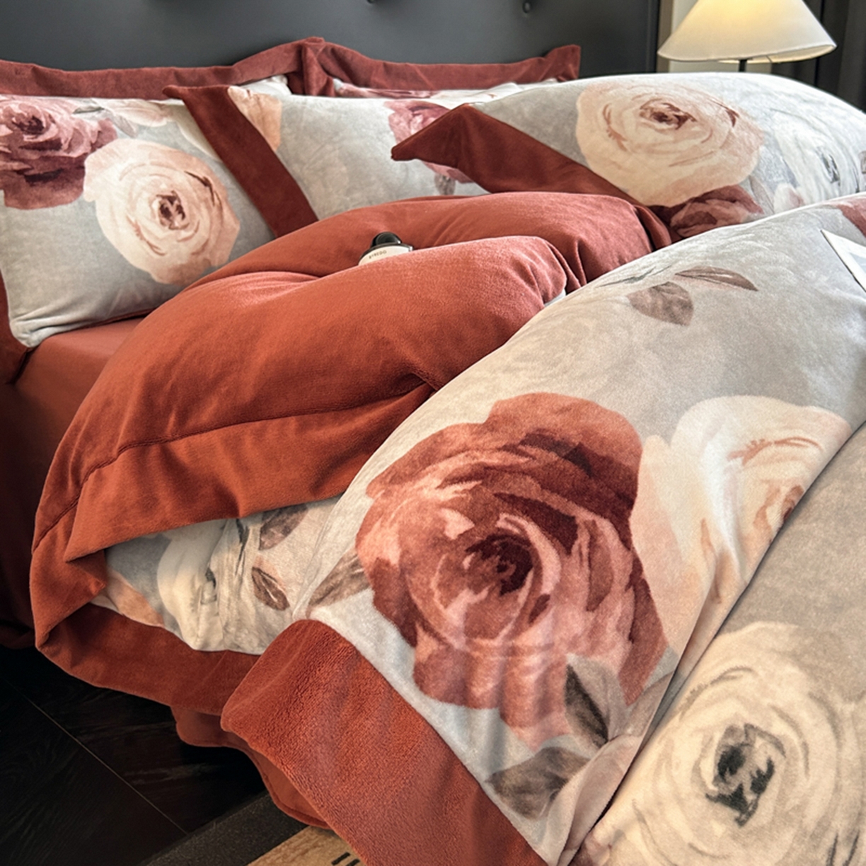 91家纺网 家纺一手货源 找家纺 首尔家纺 2025新款牛奶绒宽边拼角数码印花四件套系列 繁花似锦-灰