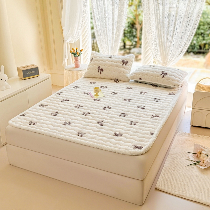 91家纺网 家纺一手货源 找家纺 LIFE.丽芙 2025秋冬新款北极绒加厚夹棉床垫床护垫单件牛奶绒床褥床垫子三件套 蝶梦-黑