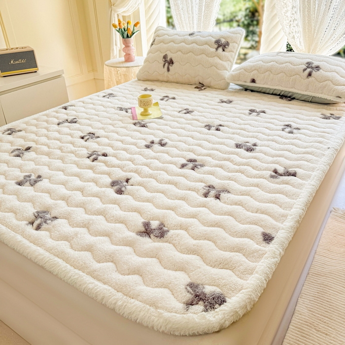 91家纺网 家纺一手货源 找家纺 LIFE.丽芙 2025秋冬新款北极绒加厚夹棉床垫床护垫单件牛奶绒床褥床垫子三件套 蝶梦-黑