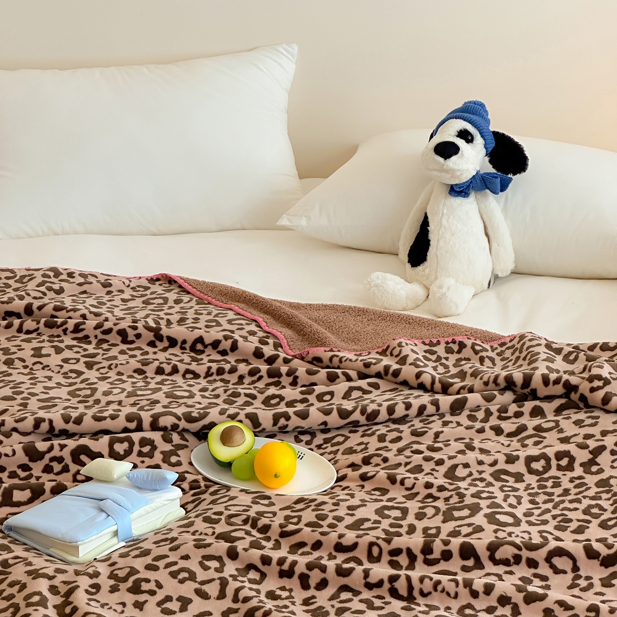 91家纺网 家纺一手货源 找家纺 桃子家居 2025新款A类ins加厚半边绒米粒绒牛奶绒三角针贝壳边多功能毛毯毯子 绒毛毯-三角针咖色豹纹