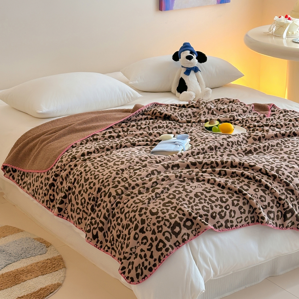 91家纺网 家纺一手货源 找家纺 桃子家居 2025新款A类ins加厚半边绒米粒绒牛奶绒三角针贝壳边多功能毛毯毯子 绒毛毯-三角针咖色豹纹