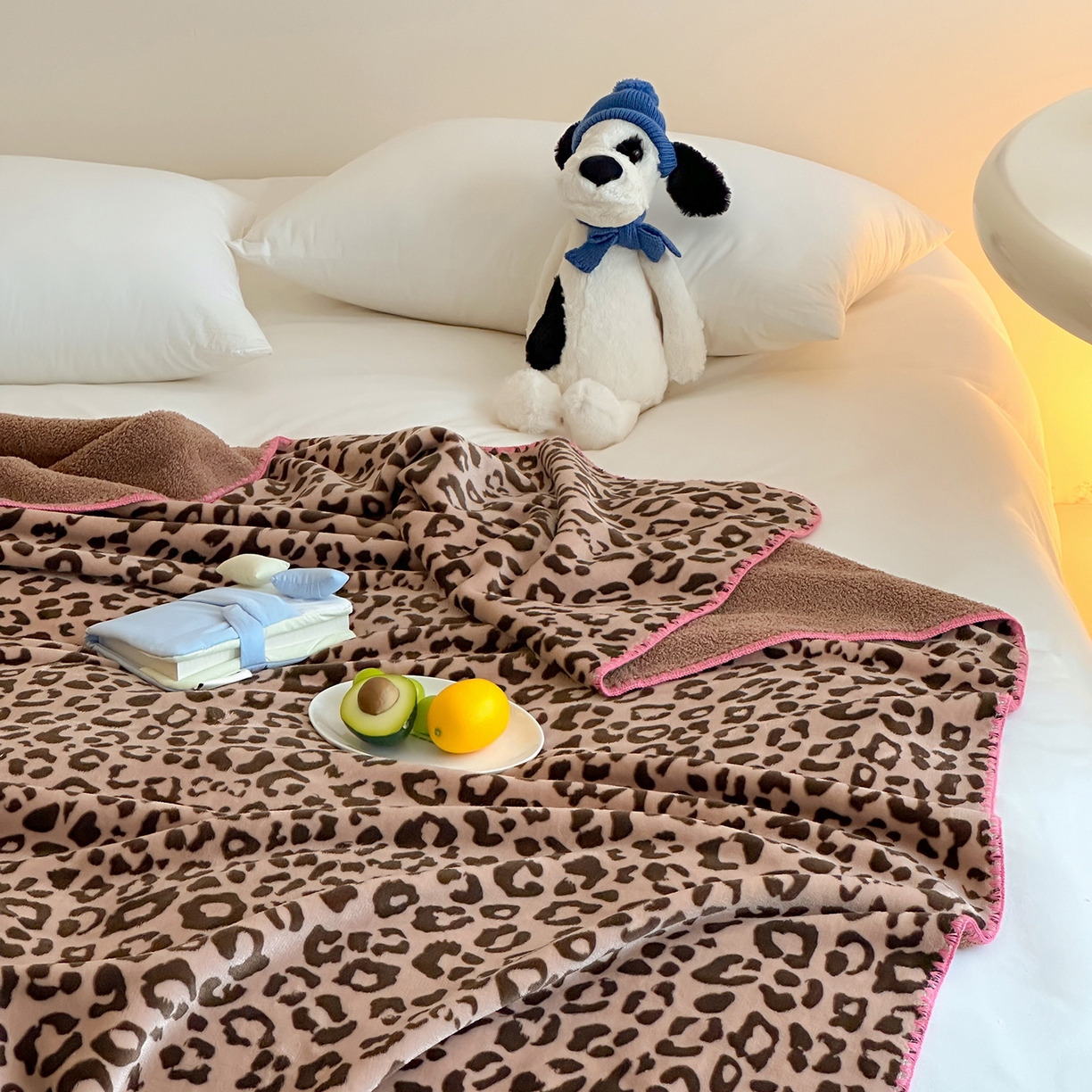 91家纺网 家纺一手货源 找家纺 桃子家居 2025新款A类ins加厚半边绒米粒绒牛奶绒三角针贝壳边多功能毛毯毯子 绒毛毯-三角针咖色豹纹