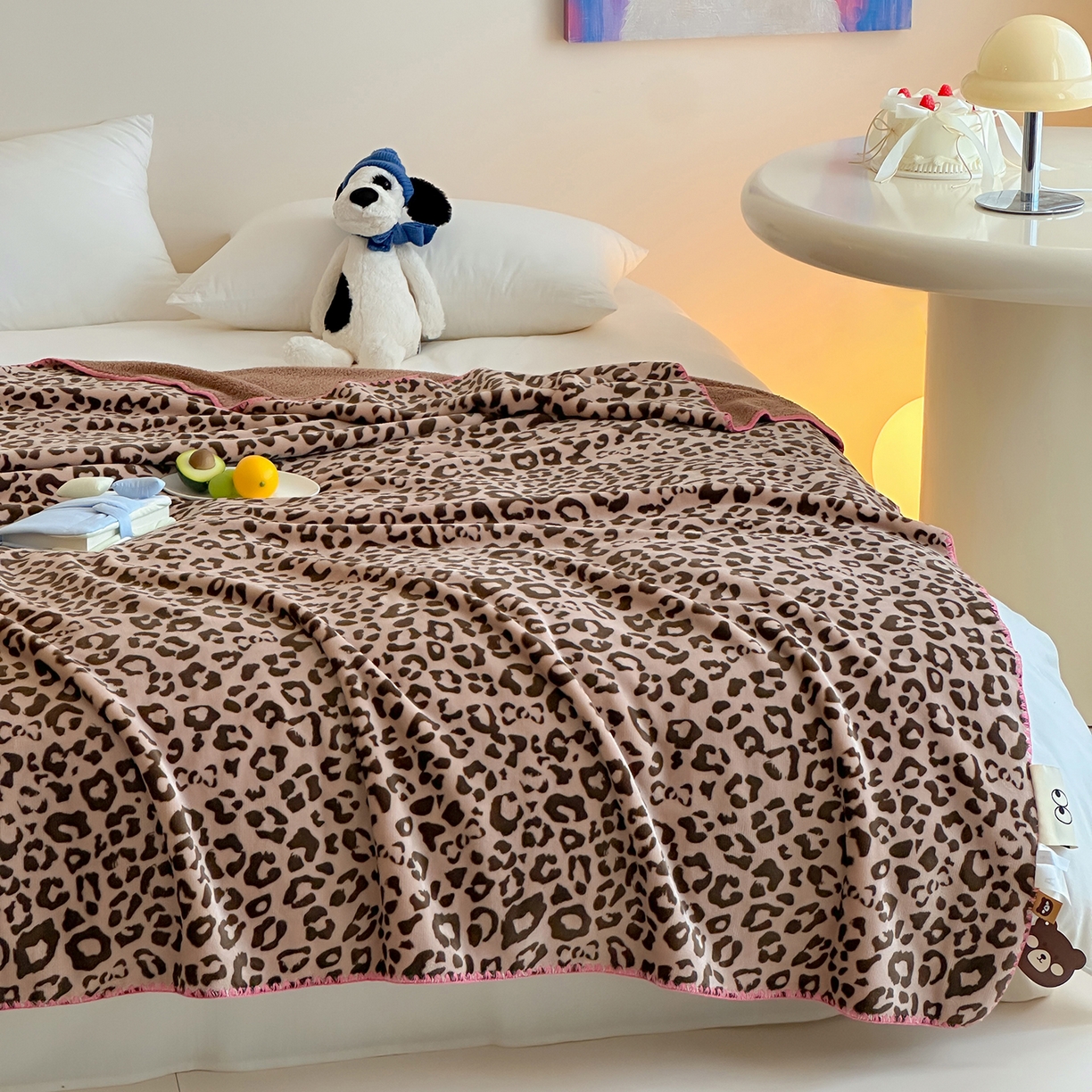 91家纺网 家纺一手货源 找家纺 桃子家居 2025新款A类ins加厚半边绒米粒绒牛奶绒三角针贝壳边多功能毛毯毯子 绒毛毯-三角针咖色豹纹