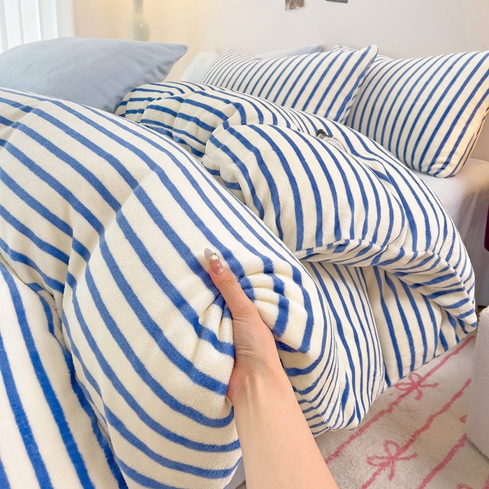 91家纺网 家纺一手货源 找家纺 （总）芷凡家纺 2025新款牛奶绒加厚纯色条纹格子被套