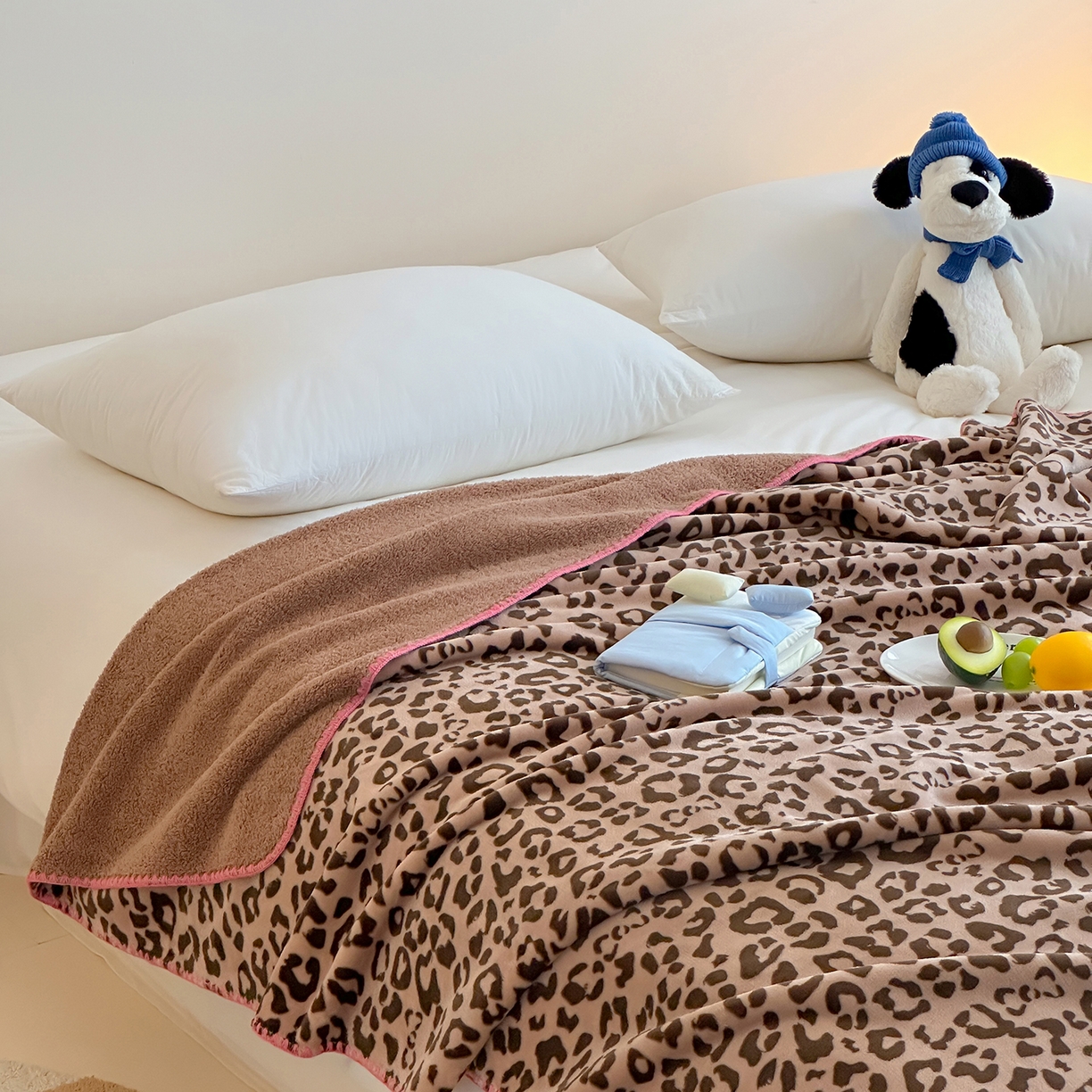 91家纺网 家纺一手货源 找家纺 桃子家居 2025新款A类ins加厚半边绒米粒绒牛奶绒三角针贝壳边多功能毛毯毯子 绒毛毯-三角针咖色豹纹