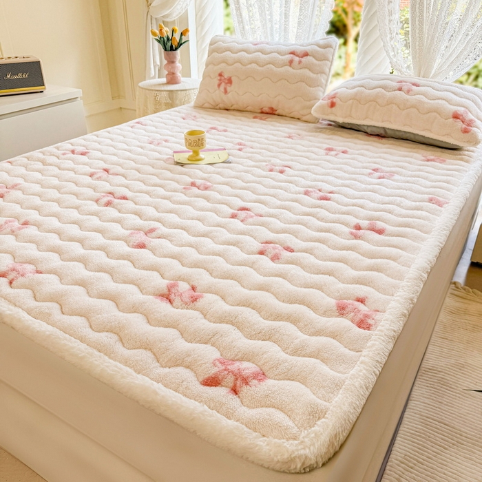 91家纺网 家纺一手货源 找家纺 LIFE.丽芙 2025秋冬新款北极绒加厚夹棉床垫床护垫单件牛奶绒床褥床垫子三件套 蝶梦-粉