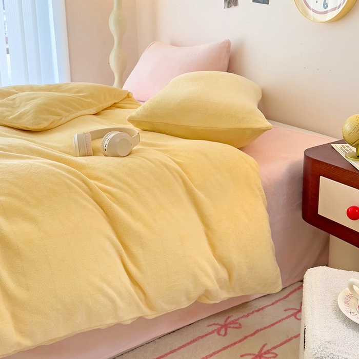 91家纺网 家纺一手货源 找家纺 芷凡家纺 2025新款牛奶绒加厚纯色条纹格子被套 牛奶绒被套-奶黄