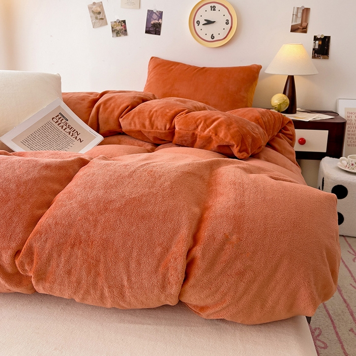 91家纺网 家纺一手货源 找家纺 芷凡家纺 2025新款牛奶绒加厚纯色条纹格子被套 牛奶绒被套-焦糖