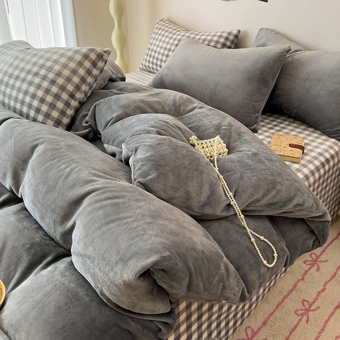 91家纺网 家纺一手货源 找家纺 芷凡家纺 2025新款牛奶绒加厚纯色条纹格子被套 牛奶绒被套-中灰