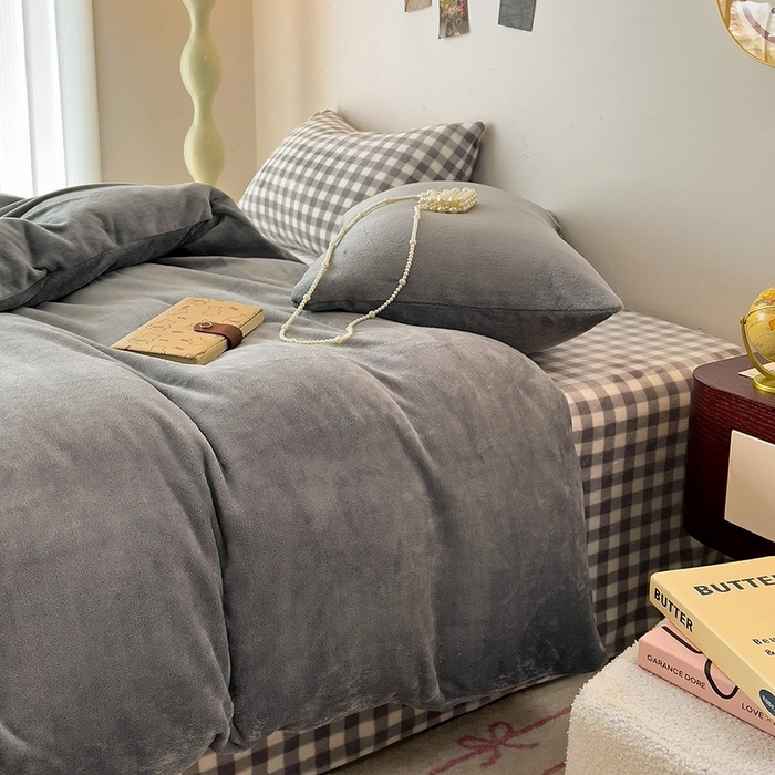 91家纺网 家纺一手货源 找家纺 芷凡家纺 2025新款牛奶绒加厚纯色条纹格子被套 牛奶绒被套-中灰