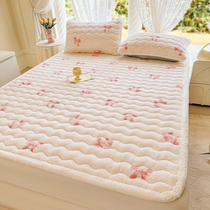 91家纺网 家纺一手货源 找家纺 LIFE.丽芙 2025秋冬新款北极绒加厚夹棉床垫床护垫单件牛奶绒床褥床垫子三件套 蝶梦-粉