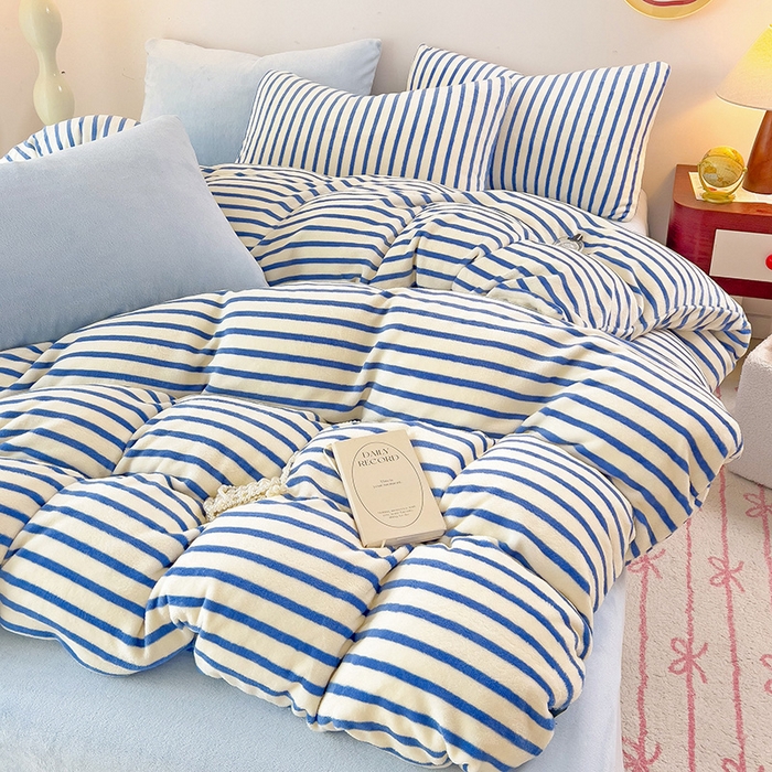 91家纺网 家纺一手货源 找家纺 芷凡家纺 2025新款牛奶绒加厚纯色条纹格子被套 牛奶绒被套-蓝条