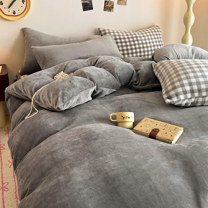 91家纺网 家纺一手货源 找家纺 芷凡家纺 2025新款牛奶绒加厚纯色条纹格子被套 牛奶绒被套-中灰