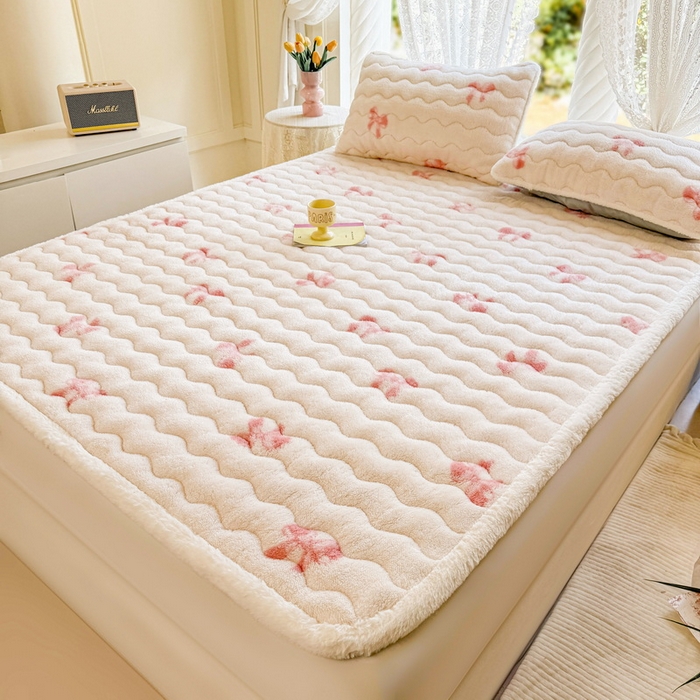 91家纺网 家纺一手货源 找家纺 LIFE.丽芙 2025秋冬新款北极绒加厚夹棉床垫床护垫单件牛奶绒床褥床垫子三件套 蝶梦-粉