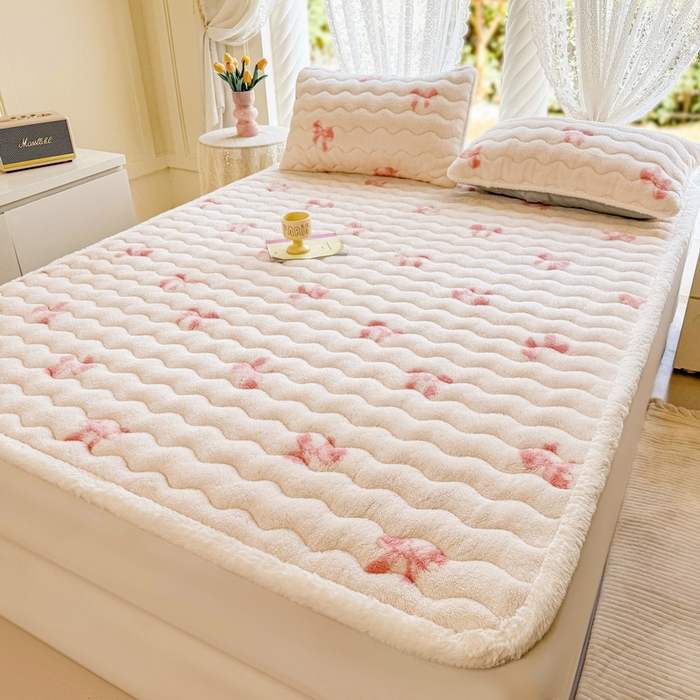 91家纺网 家纺一手货源 找家纺 LIFE.丽芙 2025秋冬新款北极绒加厚夹棉床垫床护垫单件牛奶绒床褥床垫子三件套 蝶梦-粉