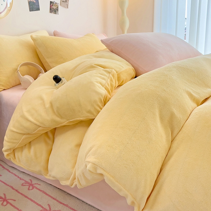 91家纺网 家纺一手货源 找家纺 芷凡家纺 2025新款牛奶绒加厚纯色条纹格子被套 牛奶绒被套-奶黄