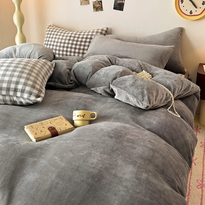 91家纺网 家纺一手货源 找家纺 芷凡家纺 2025新款牛奶绒加厚纯色条纹格子被套 牛奶绒被套-中灰