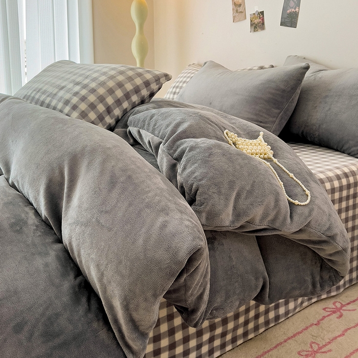 91家纺网 家纺一手货源 找家纺 芷凡家纺 2025新款牛奶绒加厚纯色条纹格子被套 牛奶绒被套-中灰