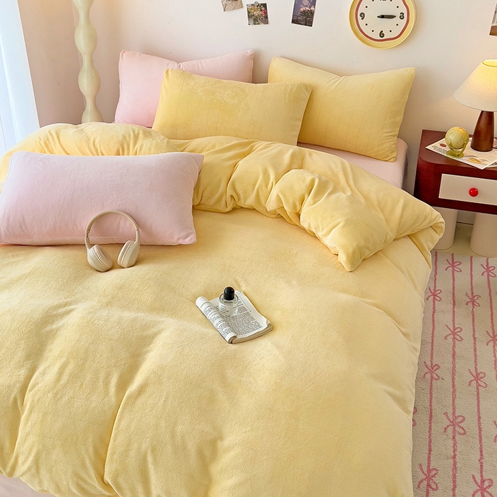 91家纺网 家纺一手货源 找家纺 芷凡家纺 2025新款牛奶绒加厚纯色条纹格子被套 牛奶绒被套-奶黄