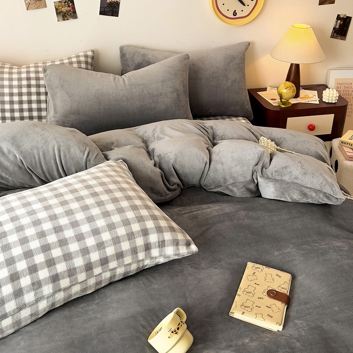 91家纺网 家纺一手货源 找家纺 芷凡家纺 2025新款牛奶绒加厚纯色条纹格子被套 牛奶绒被套-中灰