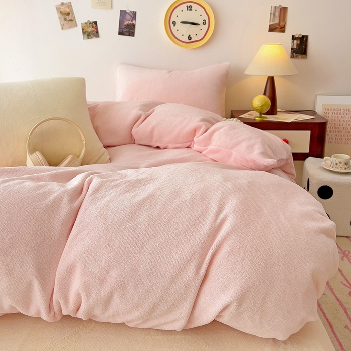 91家纺网 家纺一手货源 找家纺 芷凡家纺 2025新款牛奶绒加厚纯色条纹格子被套 牛奶绒被套-嫩粉