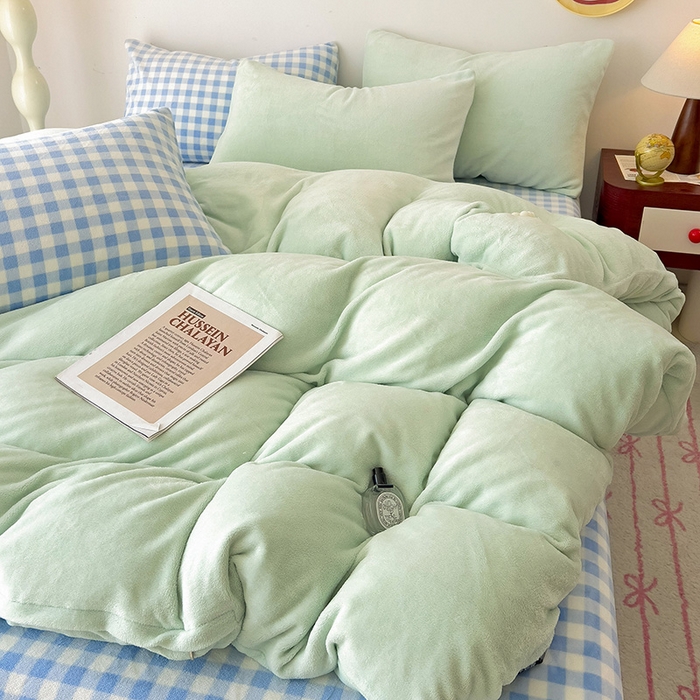 91家纺网 家纺一手货源 找家纺 芷凡家纺 2025新款牛奶绒加厚纯色条纹格子被套 牛奶绒被套-嫩绿