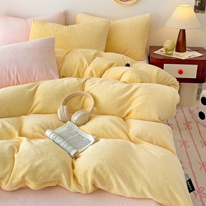 91家纺网 家纺一手货源 找家纺 芷凡家纺 2025新款牛奶绒加厚纯色条纹格子被套 牛奶绒被套-奶黄