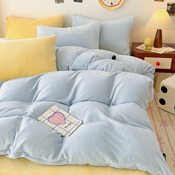 91家纺网 家纺一手货源 找家纺 芷凡家纺 2025新款牛奶绒加厚纯色条纹格子被套 牛奶绒被套-浅蓝