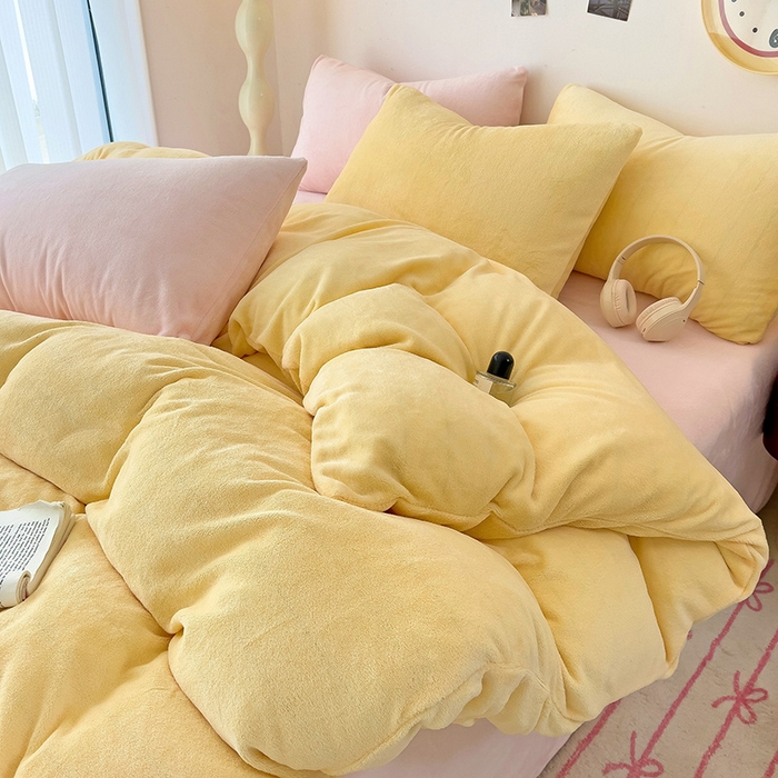 91家纺网 家纺一手货源 找家纺 芷凡家纺 2025新款牛奶绒加厚纯色条纹格子被套 牛奶绒被套-奶黄