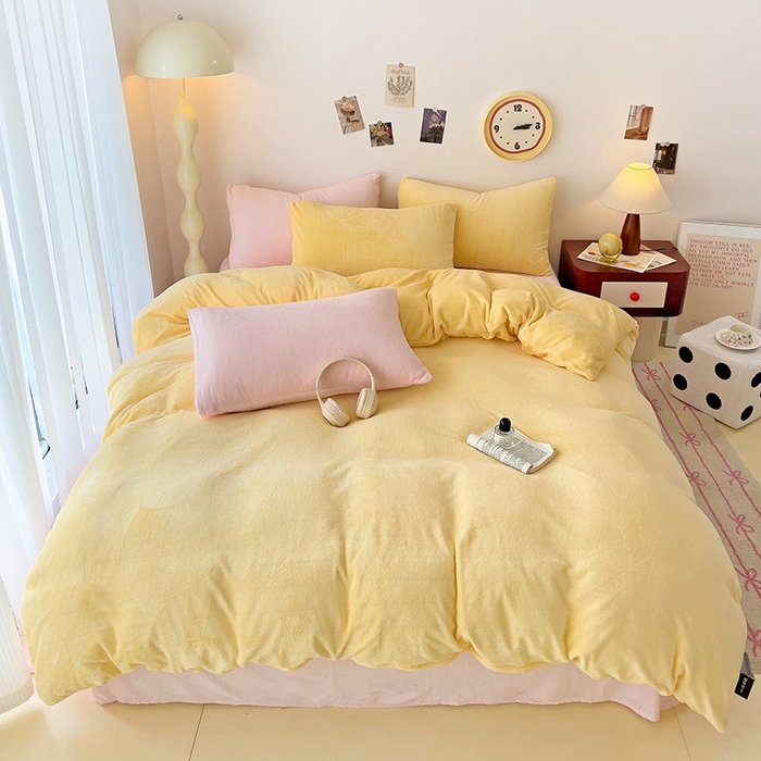 91家纺网 家纺一手货源 找家纺 芷凡家纺 2025新款牛奶绒加厚纯色条纹格子被套 牛奶绒被套-奶黄