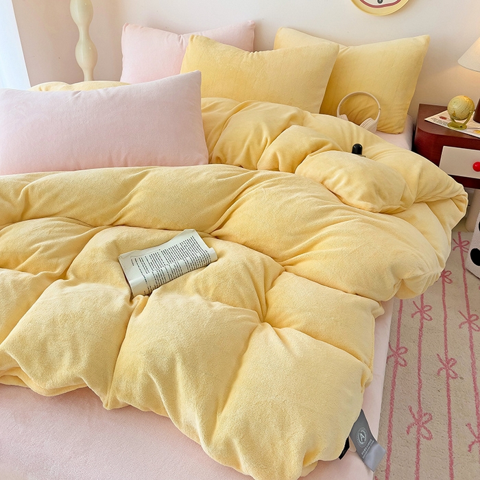 91家纺网 家纺一手货源 找家纺 芷凡家纺 2025新款牛奶绒加厚纯色条纹格子被套 牛奶绒被套-奶黄