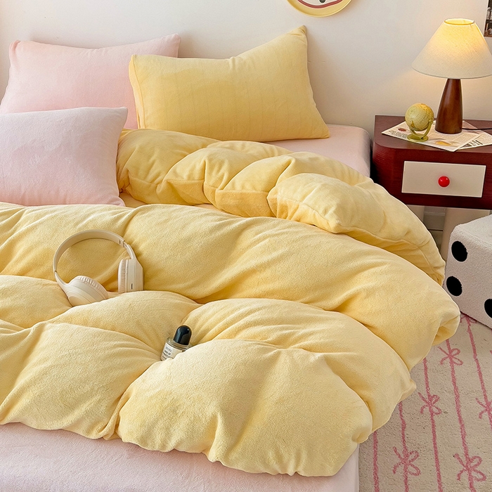 91家纺网 家纺一手货源 找家纺 芷凡家纺 2025新款牛奶绒加厚纯色条纹格子被套 牛奶绒被套-奶黄