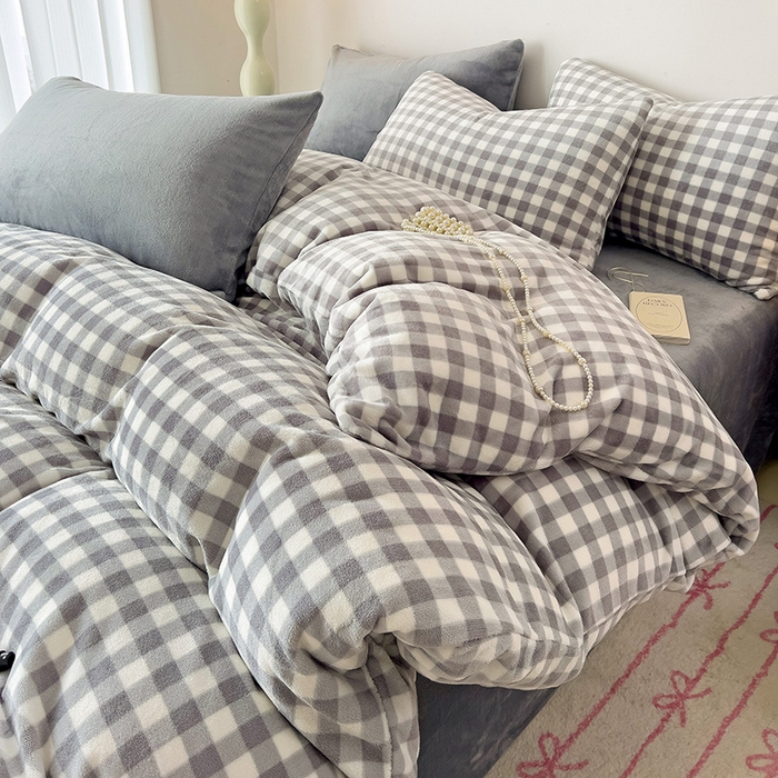 91家纺网 家纺一手货源 找家纺 芷凡家纺 2025新款牛奶绒加厚纯色条纹格子被套 牛奶绒被套-灰格