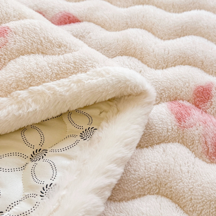 91家纺网 家纺一手货源 找家纺 LIFE.丽芙 2025秋冬新款北极绒加厚夹棉床垫床护垫单件牛奶绒床褥床垫子三件套 蝶梦-粉