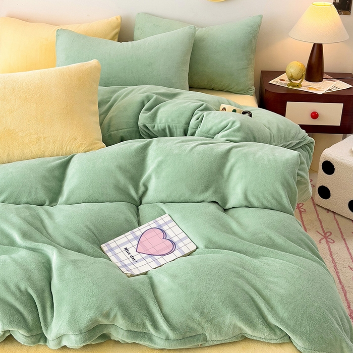 91家纺网 家纺一手货源 找家纺 芷凡家纺 2025新款牛奶绒加厚纯色条纹格子被套 牛奶绒被套-藻绿